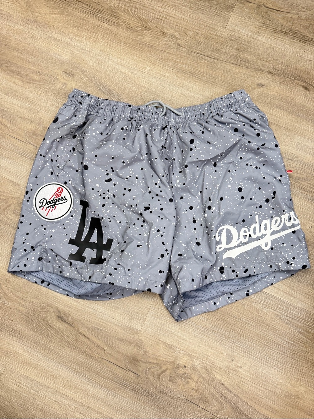 MLB Los Angeles Dodgers Men’s 2XL Gray Splatter Mesh Lined Shorts 0419